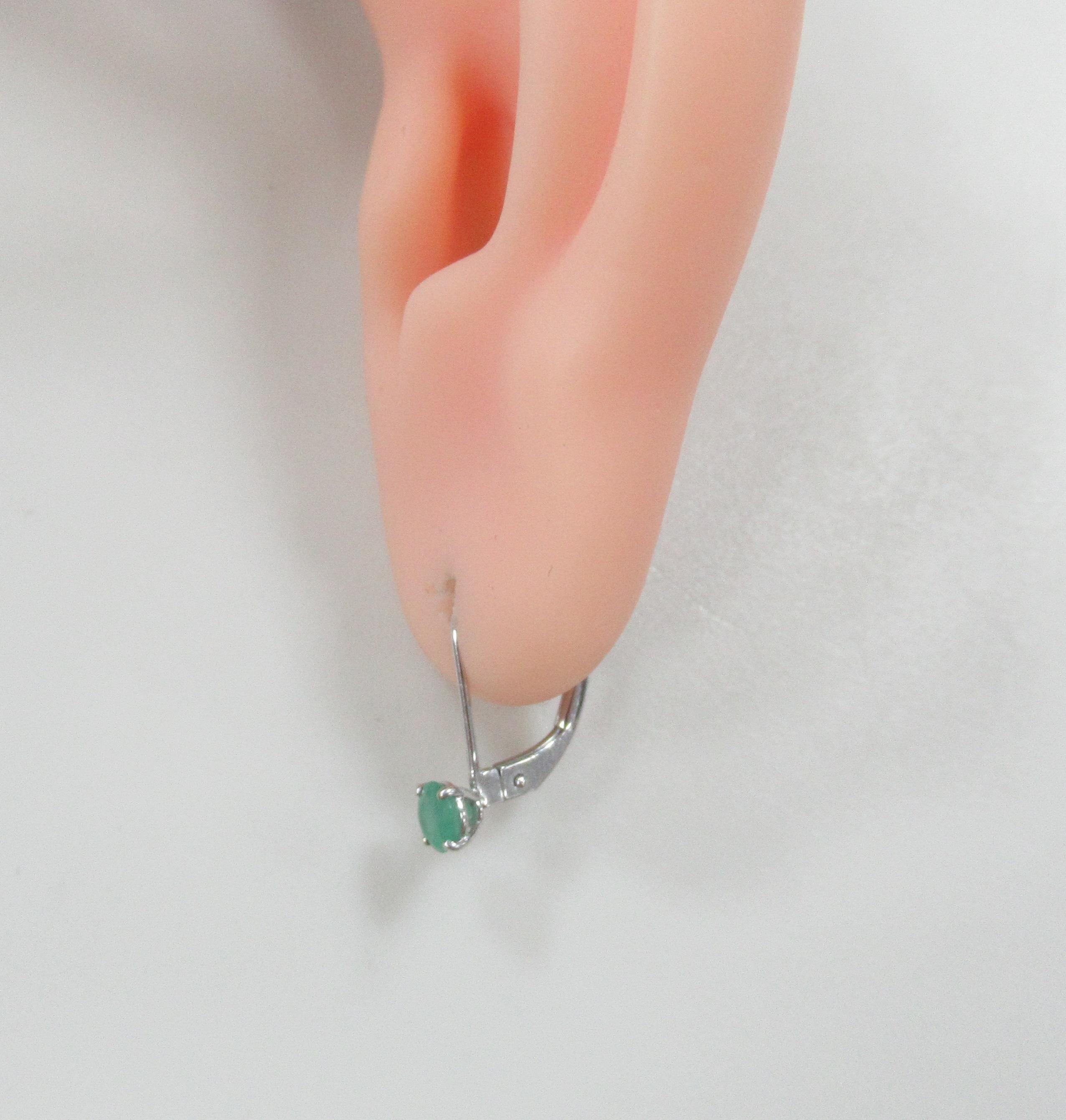 Серьги из белого золота с изумрудами